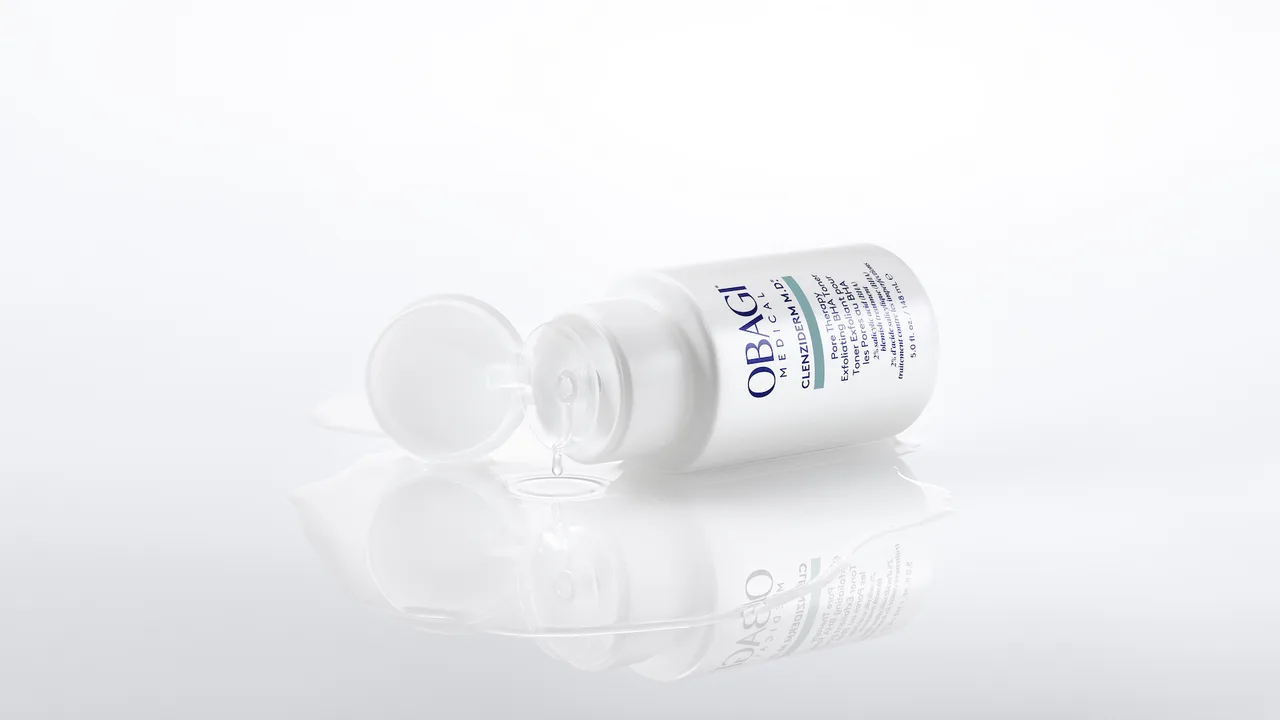 Chai OBAGI Clenziderm M.D. Pore Therapy Exfoliating BHA Toner với thiết kế mới, tinh tế và lớp toner trong suốt lan nhẹ, thể hiện kết cấu mát dịu.