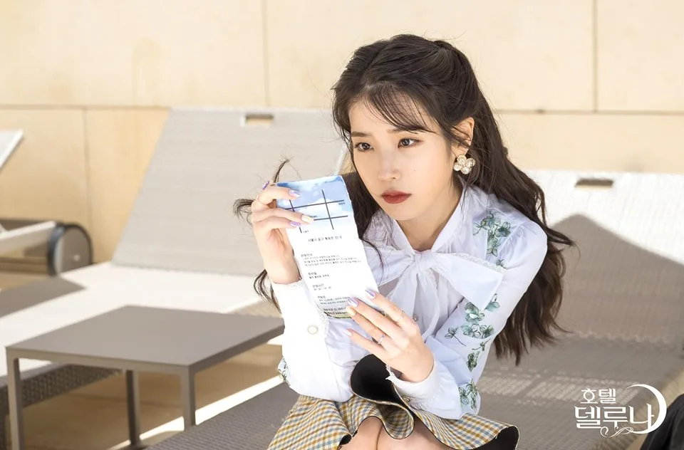 iu áo blouse hoa trắng chân váy hoa tai ngọc trai phong cách thời trang