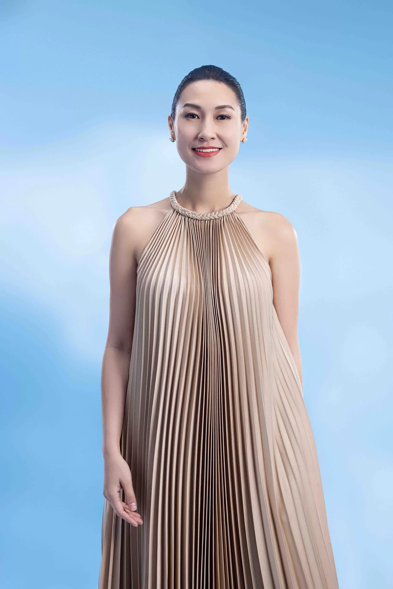 kathy uyên mặc váy sọc