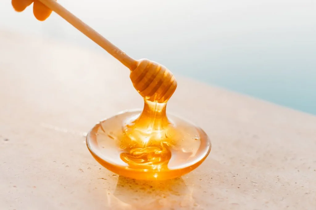 Mật ong là thành phần nguyên liệu tốt cho cả làn da và sức khỏe. Mật ong là thành phần nguyên liệu tốt cho cả làn da và sức khỏe.
