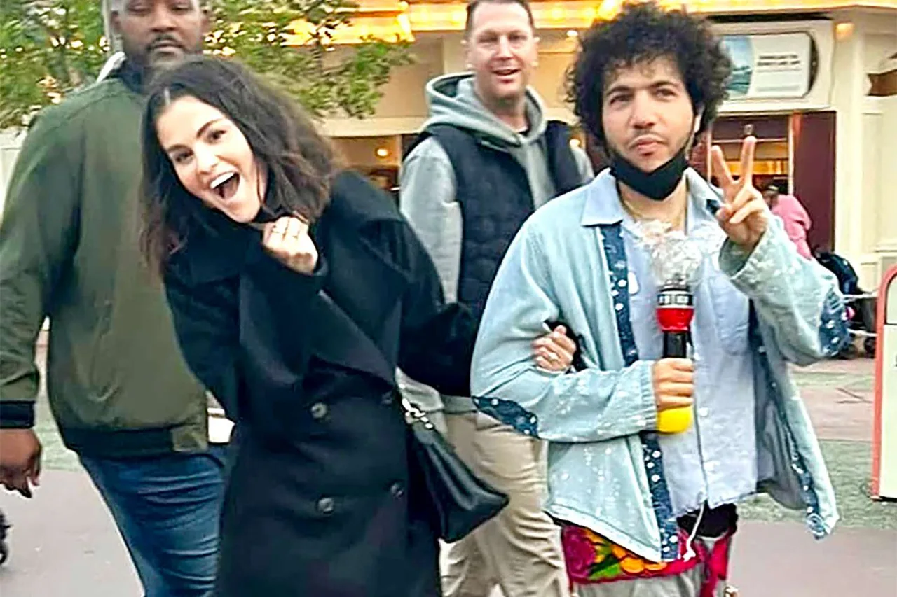 Selena Gomez và Benny Blanco tại Disneyland. (Ảnh: People)