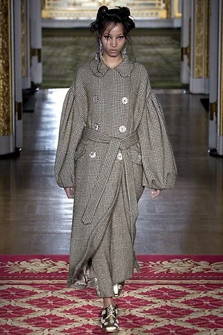 Chất vải tinsel tweed (vài tweed đan sợi vàng) đặc trưng trong các thiết kế của Simone Rocha