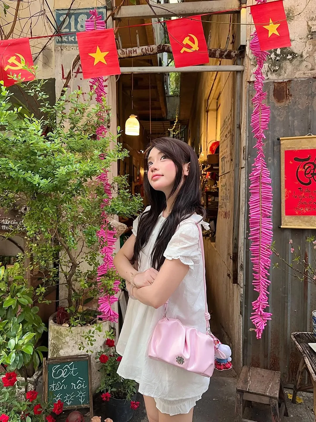 Túi Gieo Mầm kết hợp cùng dáng đầm babydoll tạo tổng thể nhẹ nhàng.