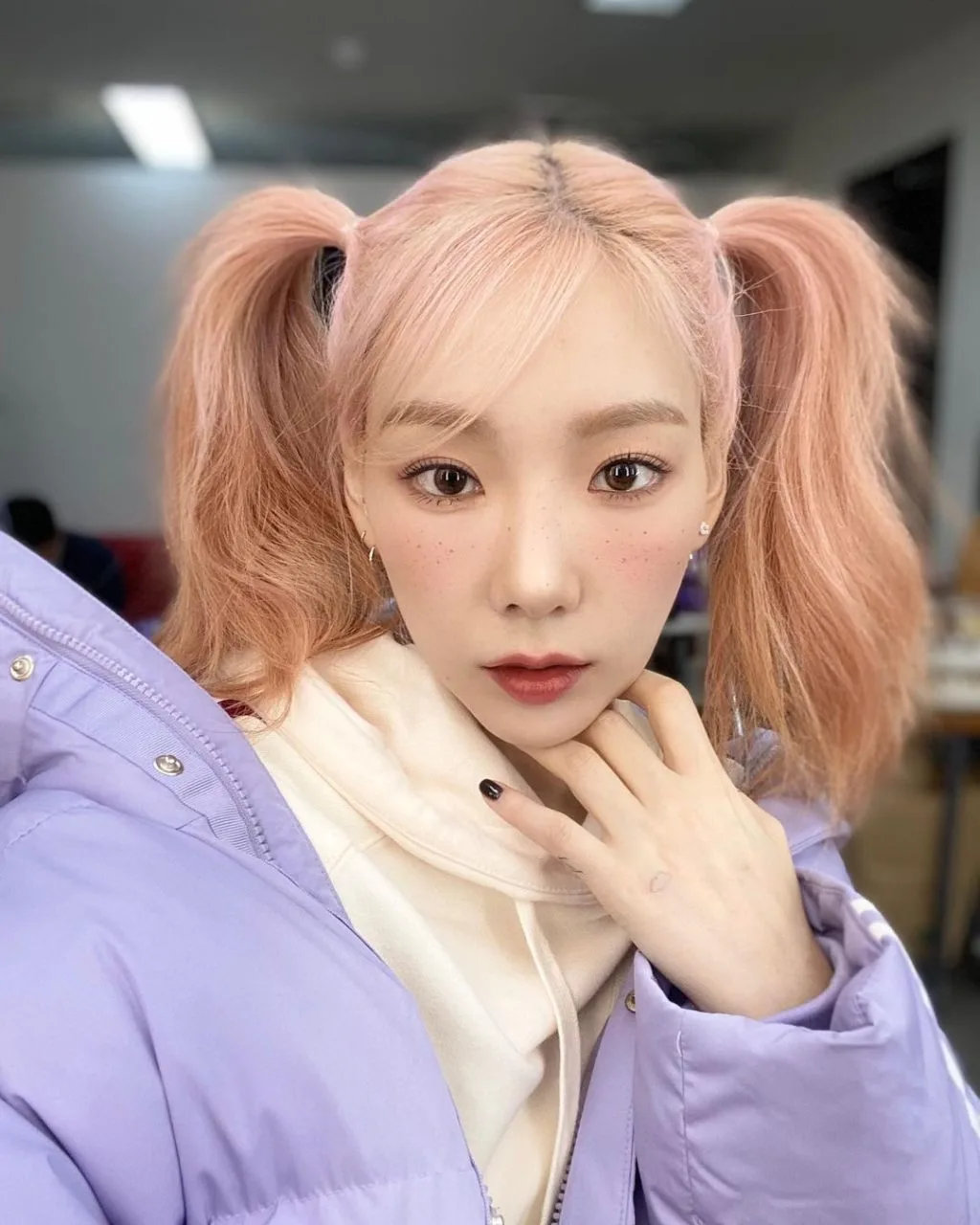 Taeyeon nổi bật với tóc màu đào. Taeyeon nổi bật với tóc màu đào.