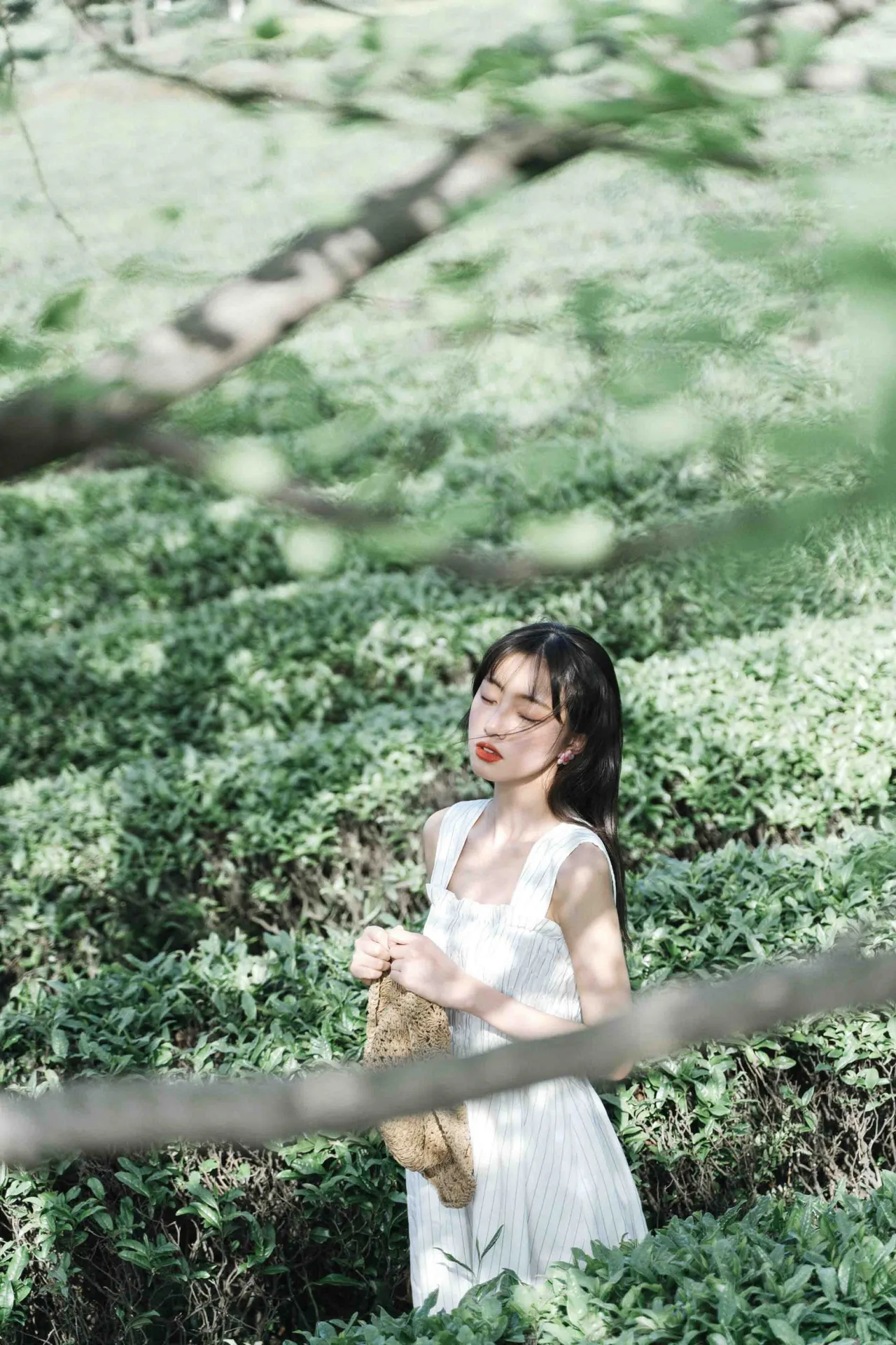 cung hoàng đạo cô gái váy trắng đứng giữa cánh đồng