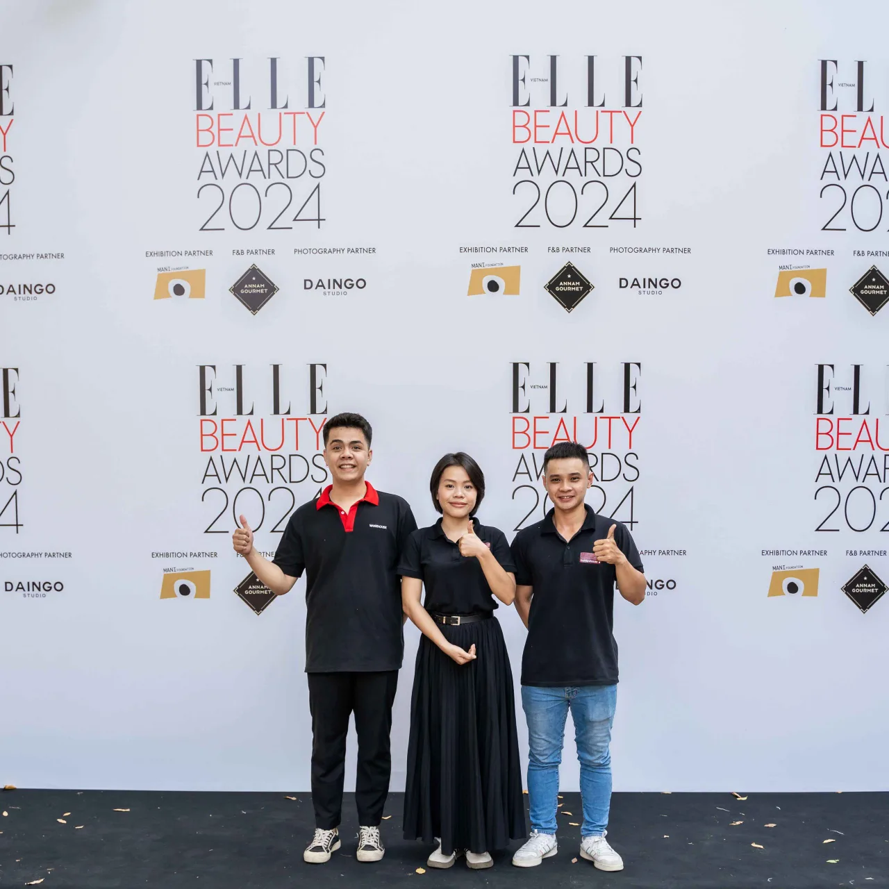 nhân viên hục vụ rượu ELLE Beauty Awards