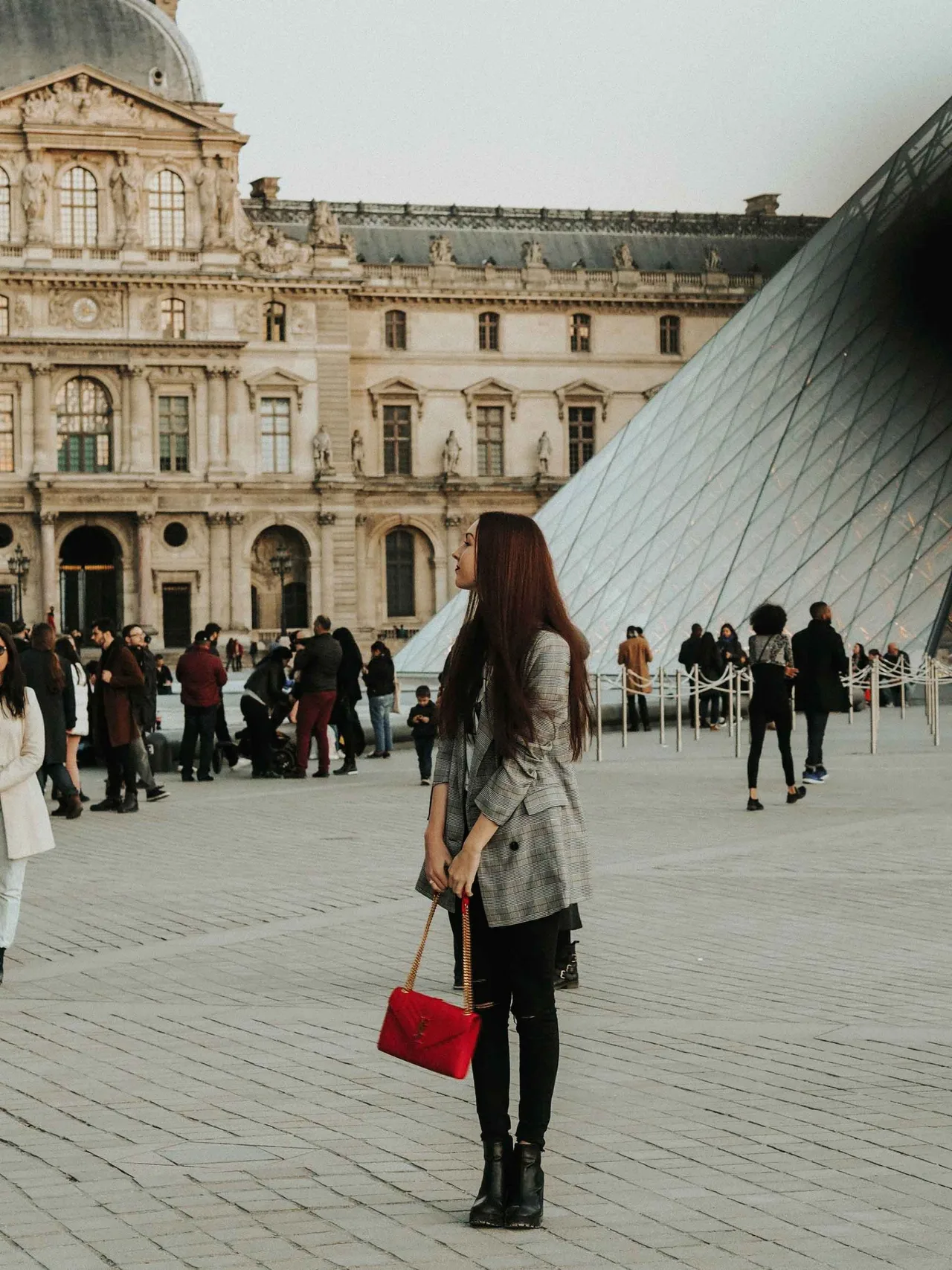 cô gái tiêu dùng hàng xa xỉ chụp ảnh tại bảo tàng louvre