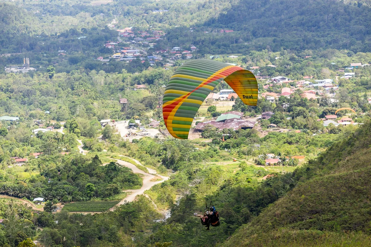 Bay dù lượn ngắm nhìn cao nguyên Kundasang - Kota Kinabalu