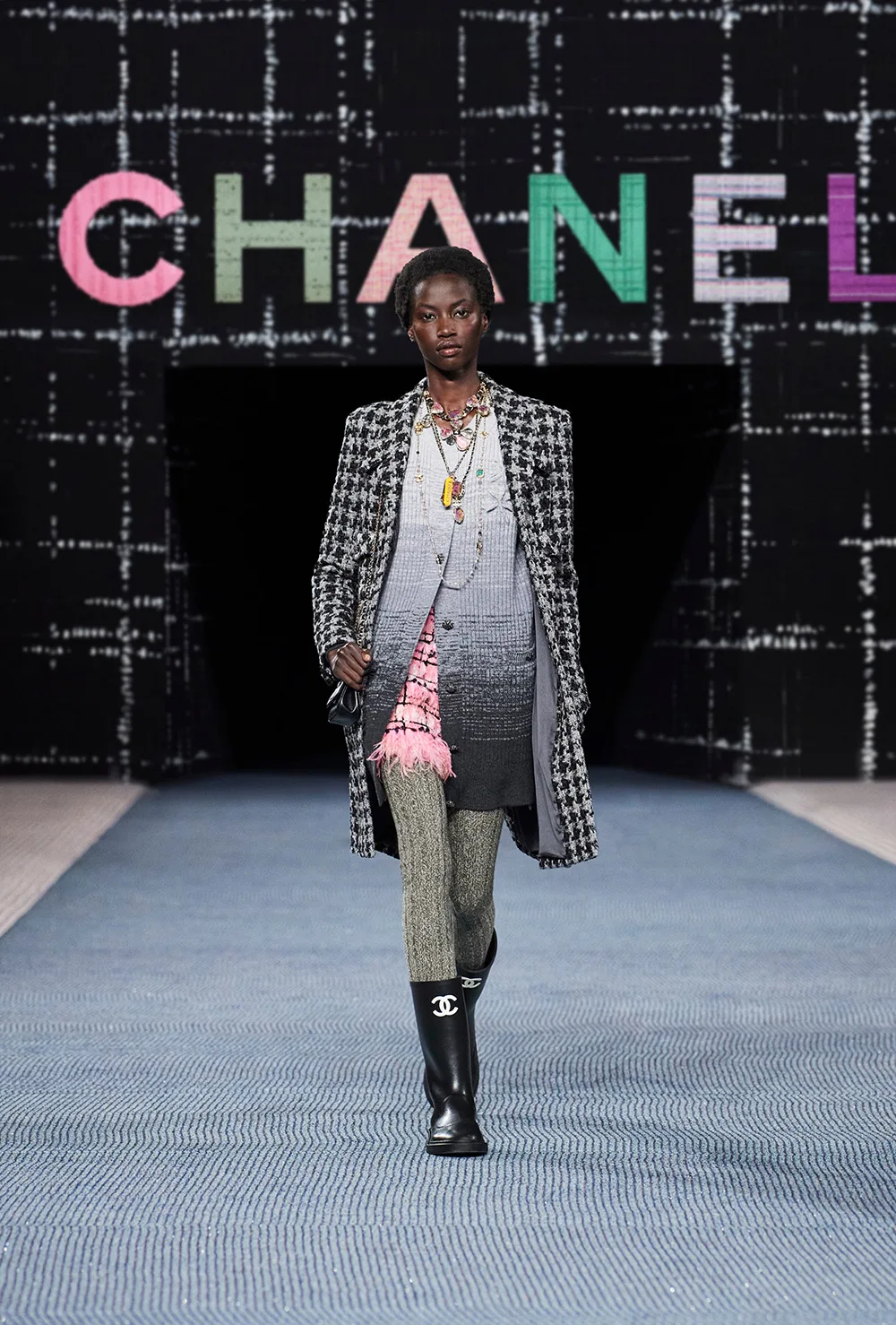 Kiểu tóc Afro được trình diện tại sàn diễn Chanel hứa hẹn sẽ khuấy động xu hướng làng tóc. Kiểu tóc Afro được trình diện tại sàn diễn Chanel hứa hẹn sẽ khuấy động xu hướng làng tóc.