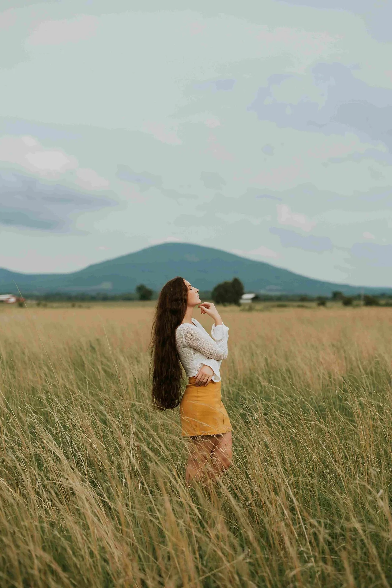 cô gái ở giữa cánh đồng cảm thấy thất bại