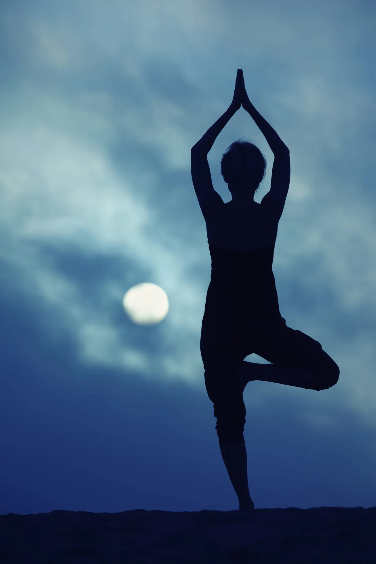 mặt trăng tắm trăng một người thực hiện động tác yoga - mặt trăng tắm trăng kinh nguyệt