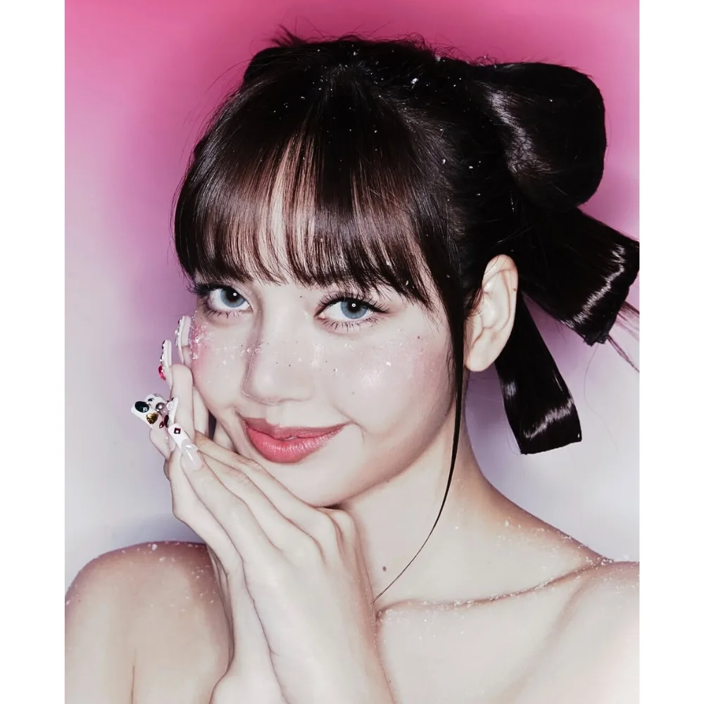 Nữ idol đặt tay lên cằm