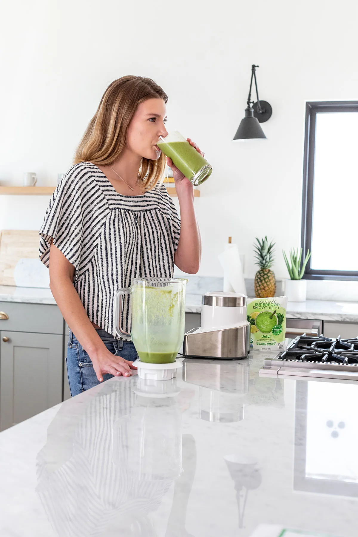 chế độ ăn cô gái uống sinh tố Blendtopia Smoothies / Unsplash