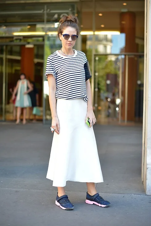 Phối sneakers với váy maxi