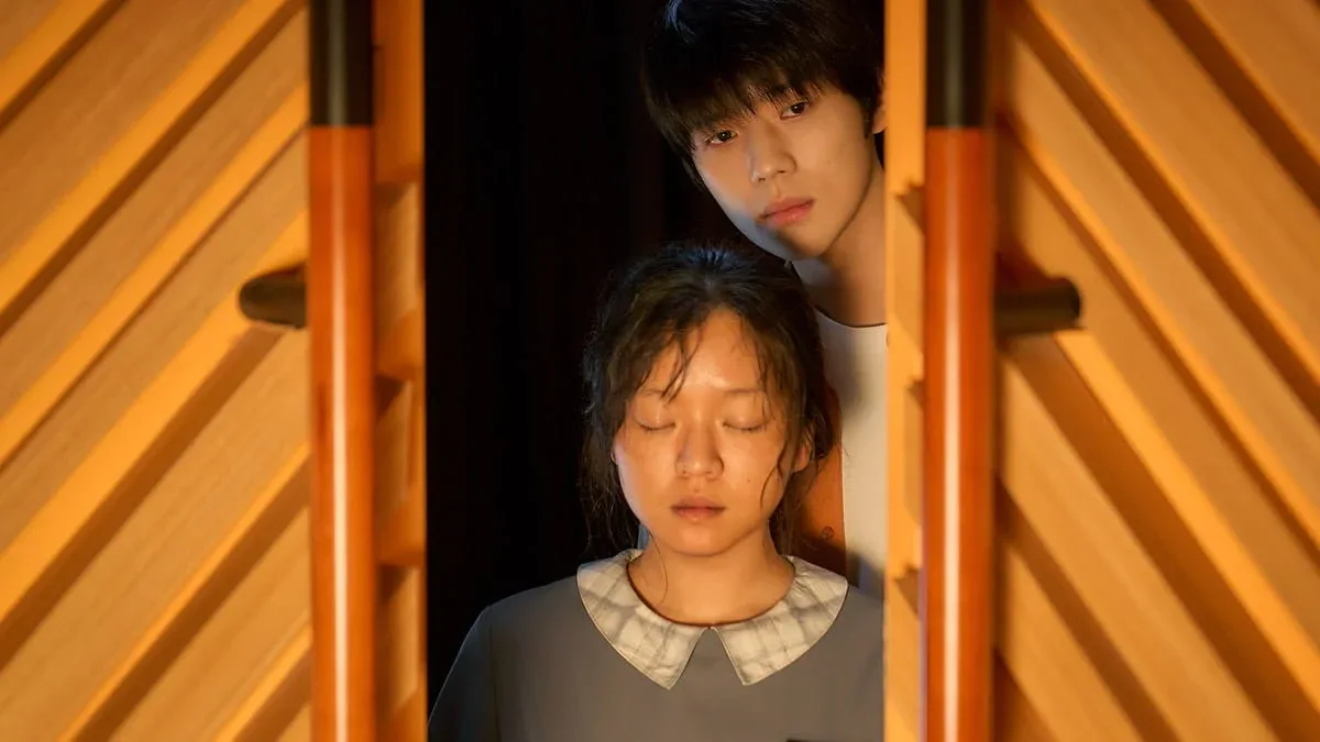 Moon Sang Min trong vai Kyung Rok và Go Ah Sung trong vai Mi Jung trong phim Pavane