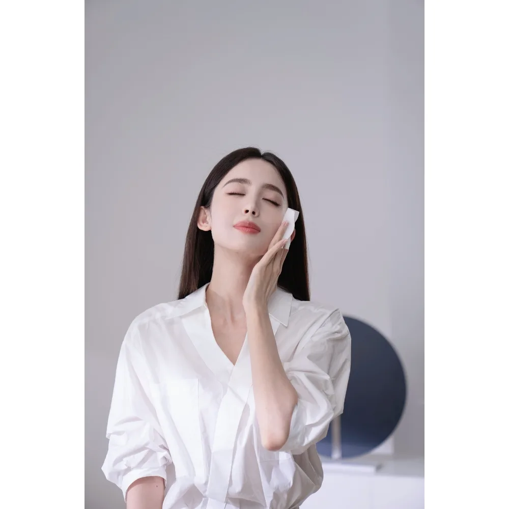 Nữ chính Phó Sơn Hải lau mặt bằng bông tẩy trang.