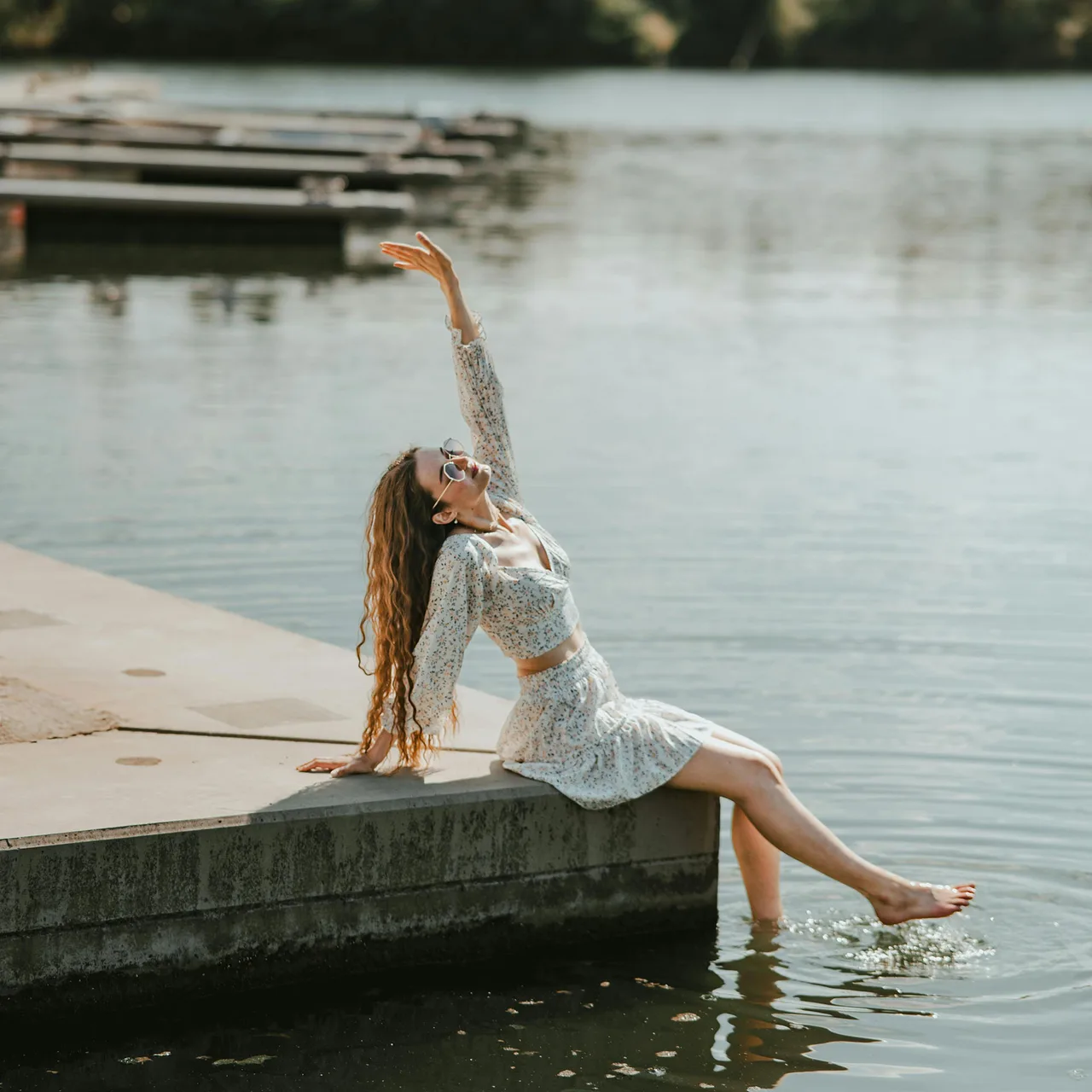 cô gái đeo kính áp dụng mẹo tâm lý học để hạnh phúc