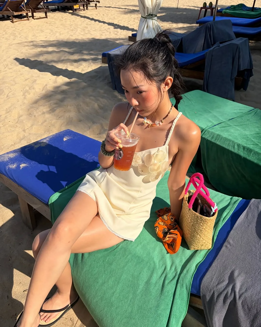 Phong cách Coconut Girl rực rỡ, năng động mang đậm hơi thở mùa hè nhiệt đới.