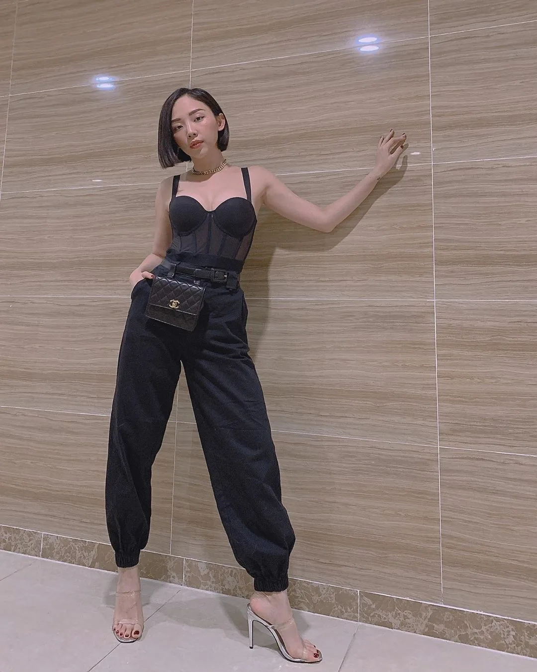 tóc tiên mặc áo corset hai dây đen xuyên thấu