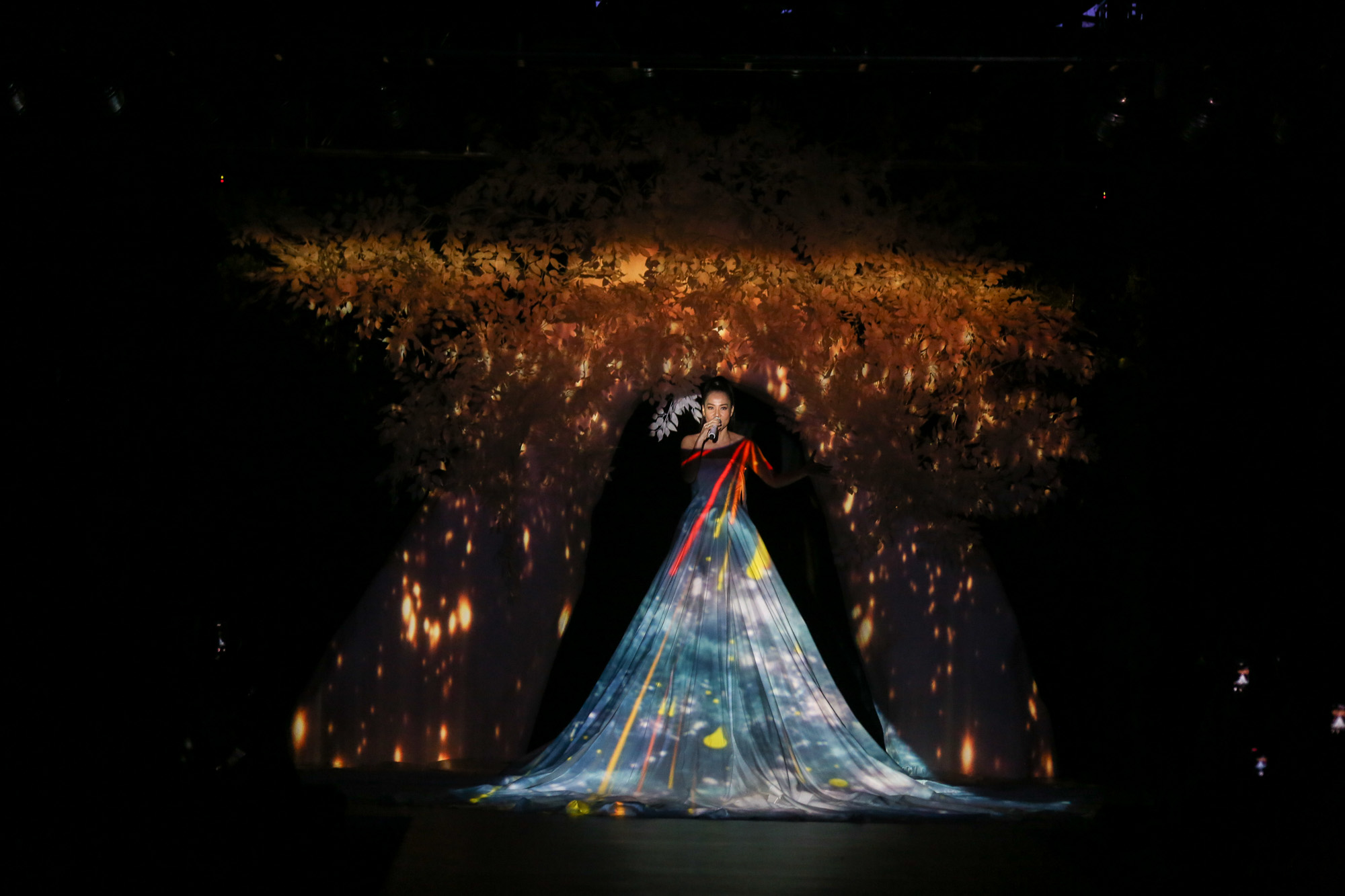 Quỳnh Paris Deja Vu show - elle vietnam 7