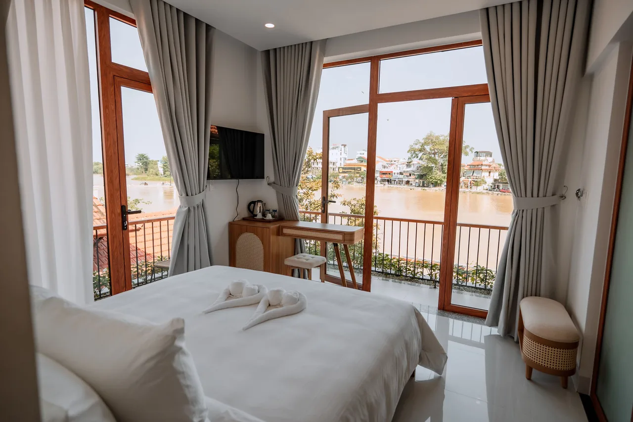 phòng ngủ nhìn ra sông ở homestay hue riverside villa