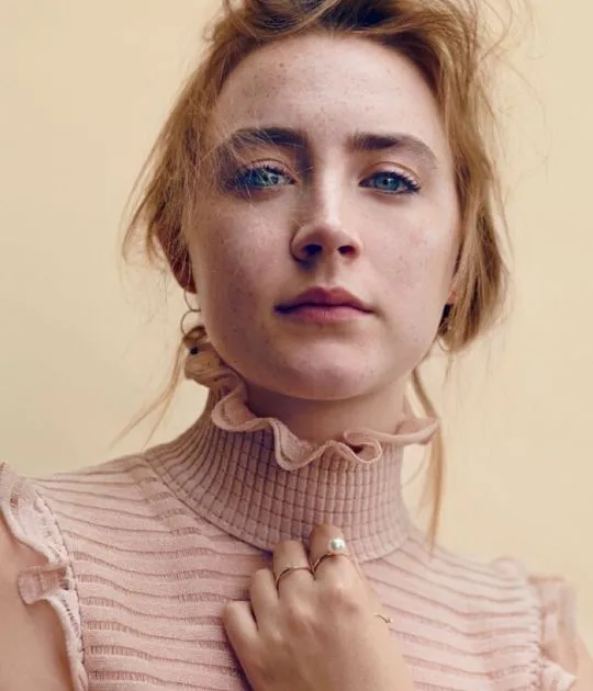 Saoirse Ronan mặc áo hồng. Saoirse Ronan mặc áo hồng.