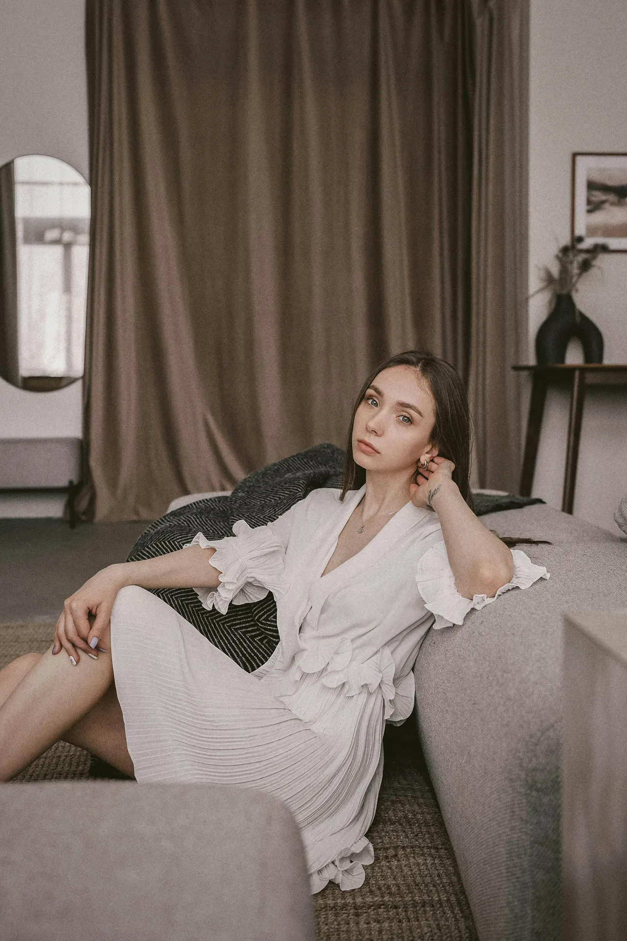 cô gái váy trắng eq cao