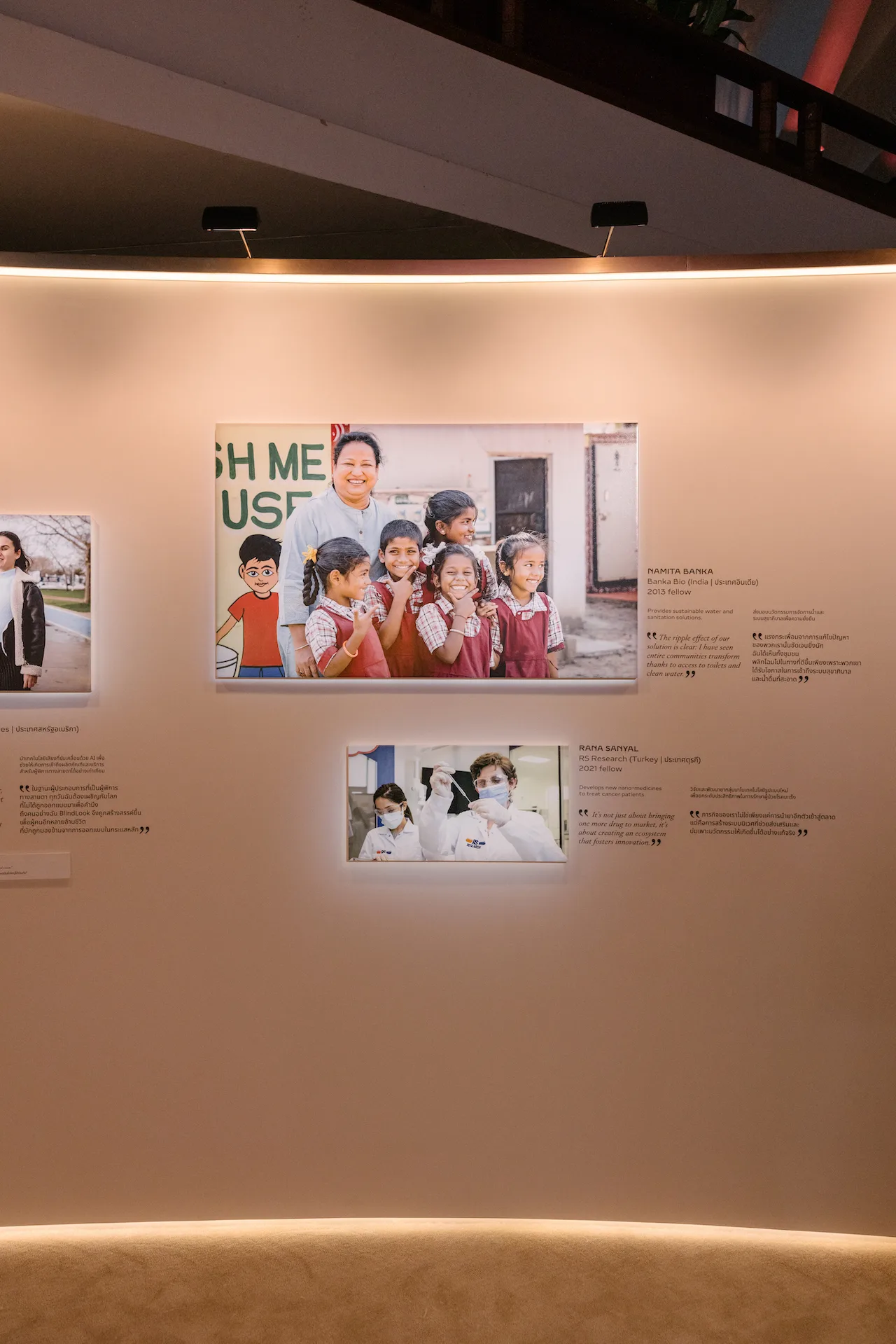 Không gian triển lãm giới thiệu những đóng góp xã hội ý nghĩa của các ứng cử viên Cartier Women's Initiative qua các năm.
