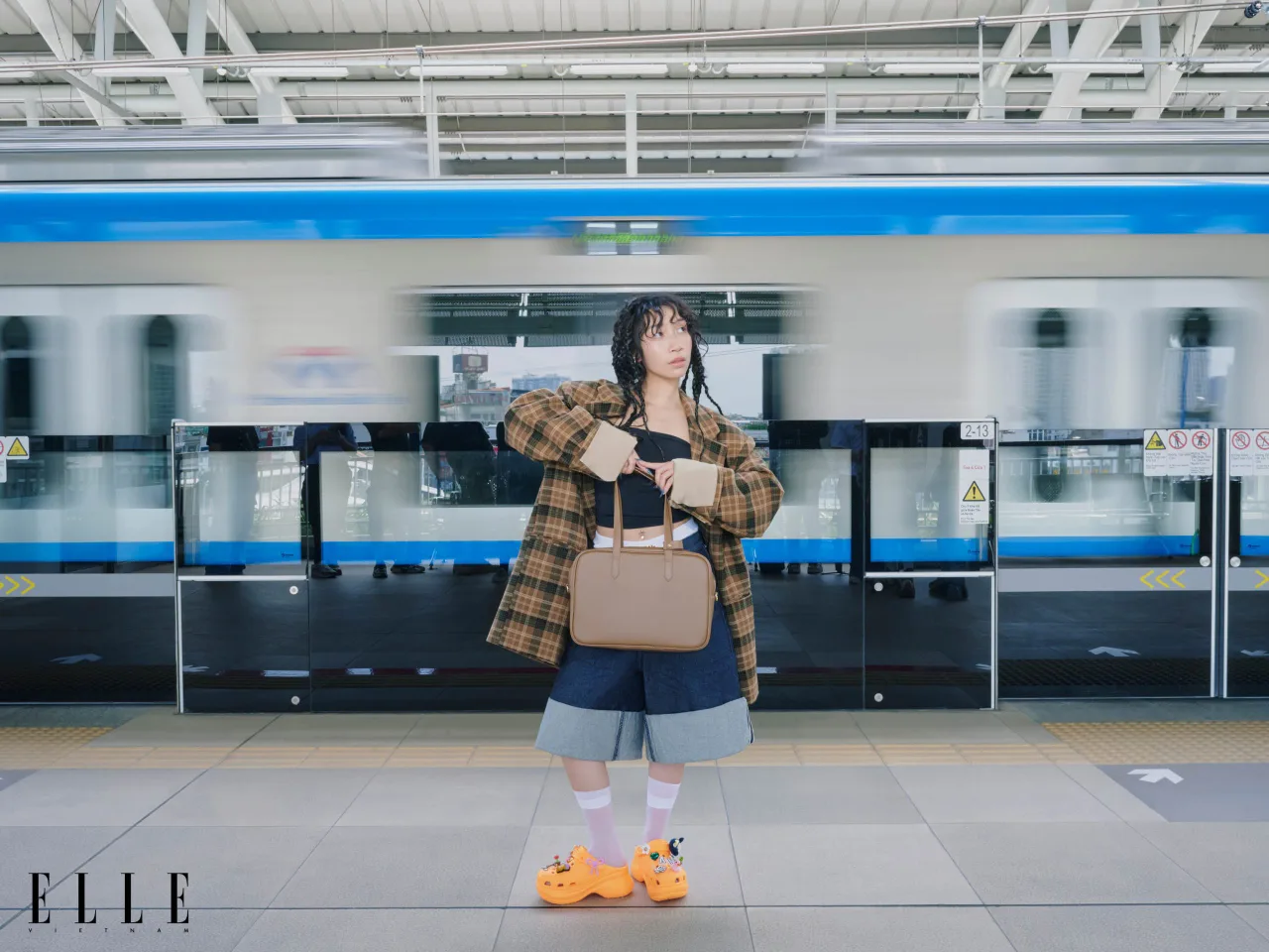 Ca sĩ Mỹ Anh phong cách cùng Crocs Bae Clog Orangesicle tại ga metro