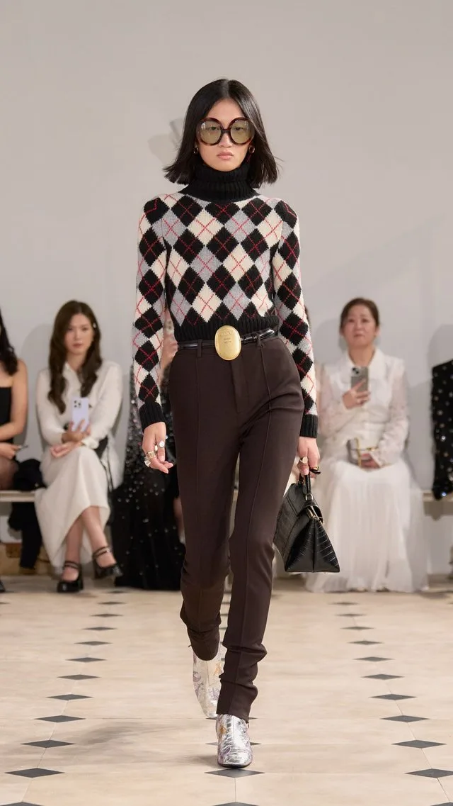 Mẫu kính Bug-eye xuất hiện tại sàn diễn Xuân-Hè 2026 của Celine. (Ảnh: Celine)