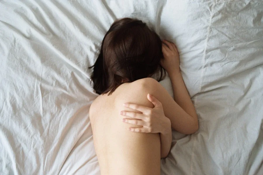 cô gái ôm lưng trị mụn lưng