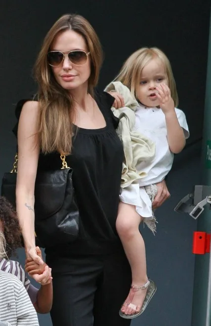 Phong cách thời trang tuổi 40 của Angelina Jolie - ellevn
