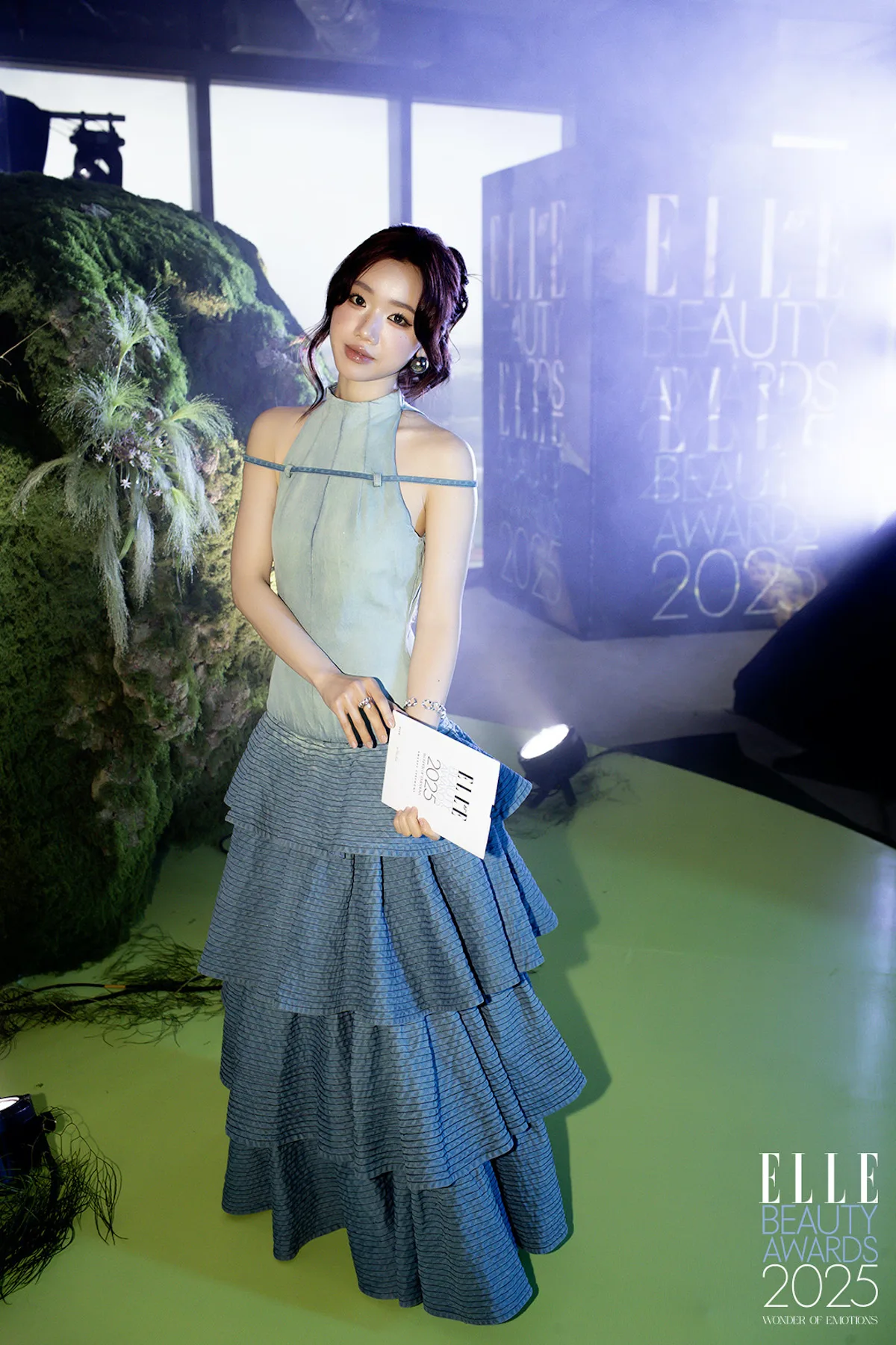 Influencer Meichan trong đầm dạ tiệc xanh dương tại ELLE Beauty Awards 2025