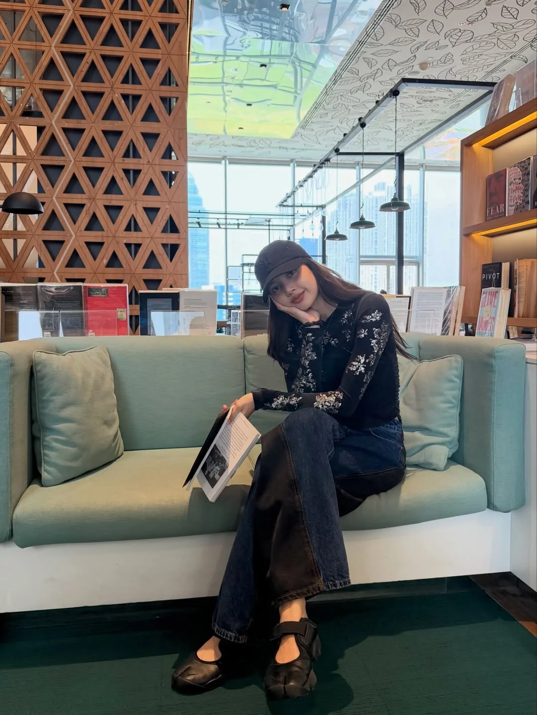 Lisa diện thiết kế từ Kith Woman Spring 2026