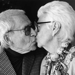 Iris Apfel và mối tình 70 năm đáng ngưỡng mộ