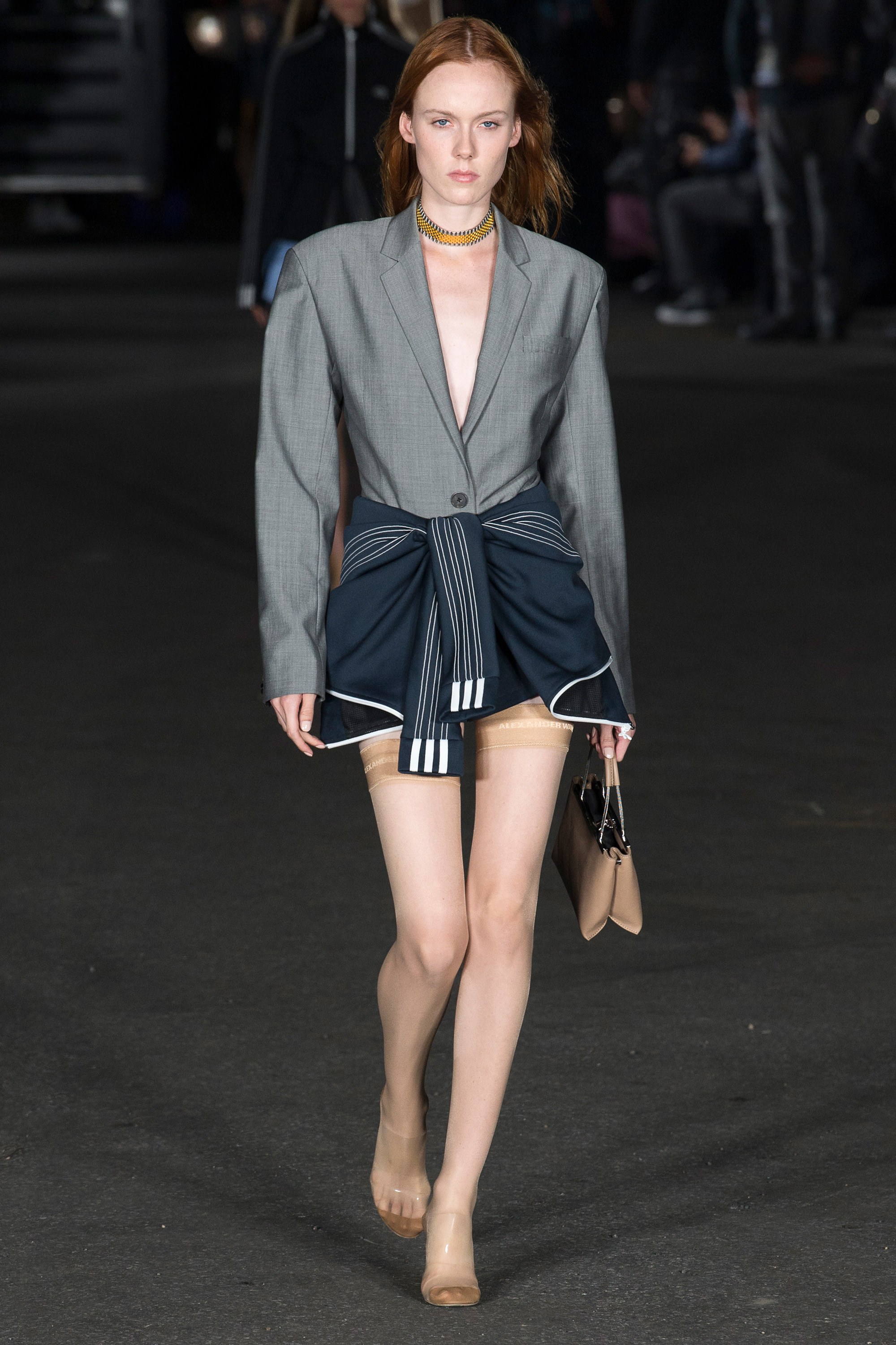 Alexander Wang Spring 2018: Vũ khúc biến tấu của mùa xuân Alexander Wang Spring 2018: Vũ khúc biến tấu của mùa xuân