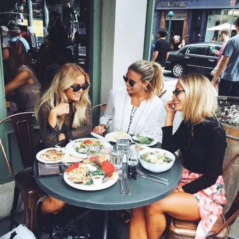 Natasha Oakley ăn uống cùng bạn bè