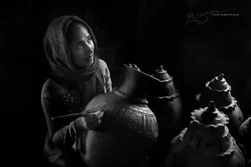 Cham Pottery Maker (Người Chăm làm gốm)