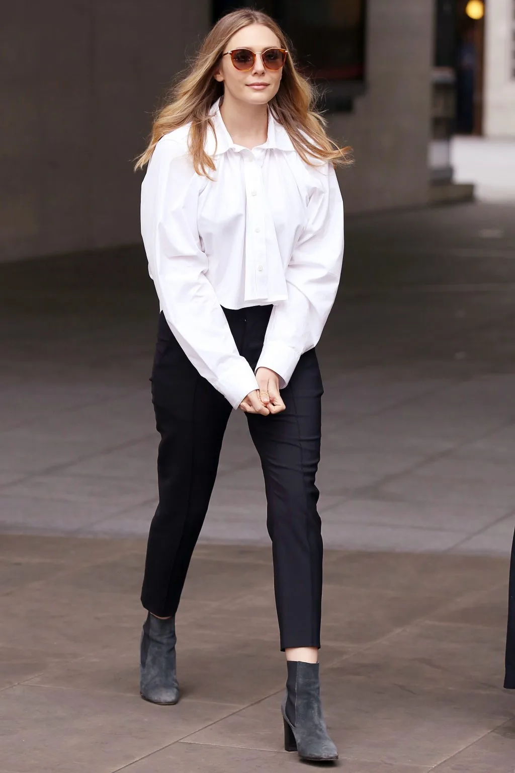 Elizabeth Olsen mặc áo sơ mi trắng và quần đen