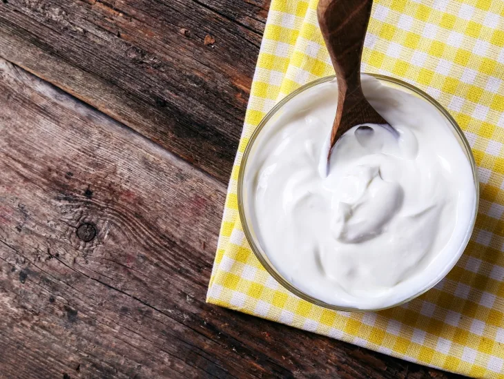 Mat-na-u-toc-dau-dua-sot-mayonnaise-va-sua-chua..