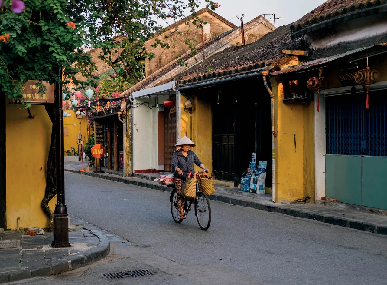 Hội An người dân đạp xe trên đường người dân đạp xe trên đường