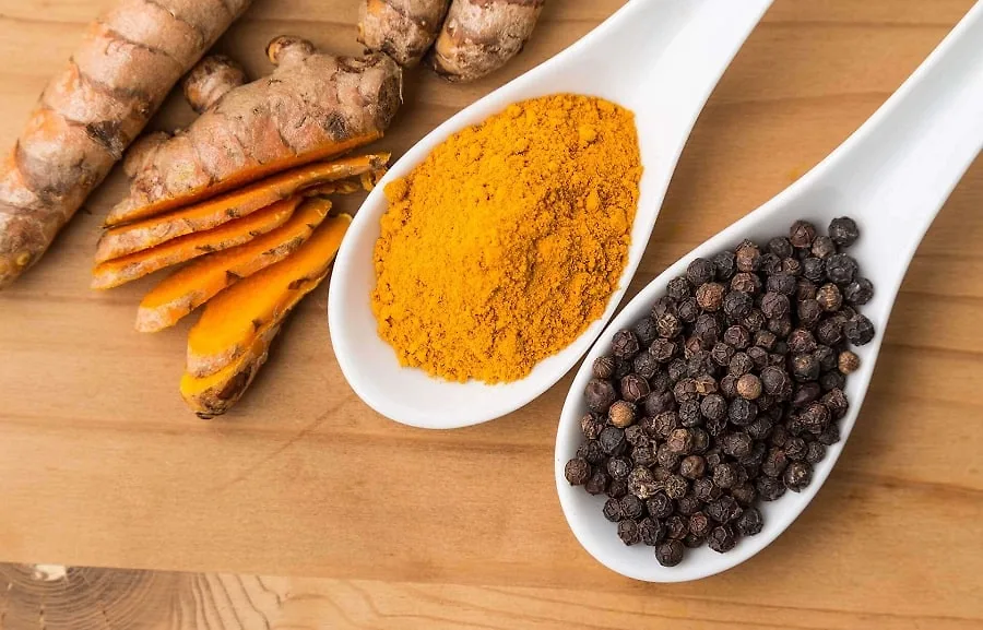 Việc kết hợp tinh bột nghệ với Piperine trong hạt tiêu đen giúp tăng cường sự hấp thu của Curcumin