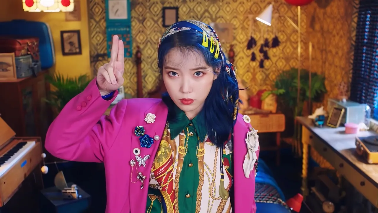 IU mặc blazer hồng tía trong MV nhạc KPOP Blueming