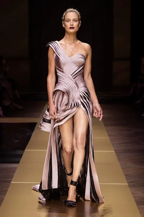 Hình tượng mới của người phụ nữ của Atelier Versace vẫn gợi cảm nhưng kín đáo và tinh tế hơn