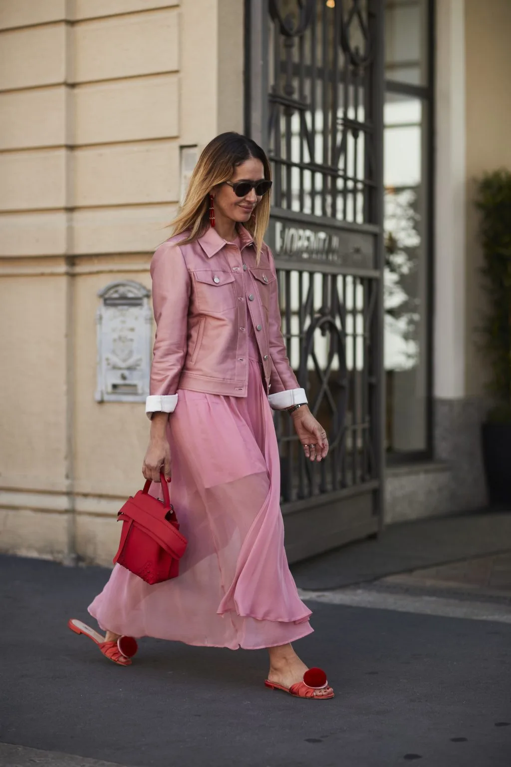 Fashionista mặc chân váy màu hồng và áo khoác