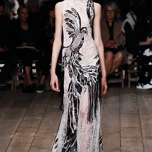 BST đậm tính cá nhân của Sarah Burton và giữ được phần “hồn” riêng biệt của Alexander McQueen.