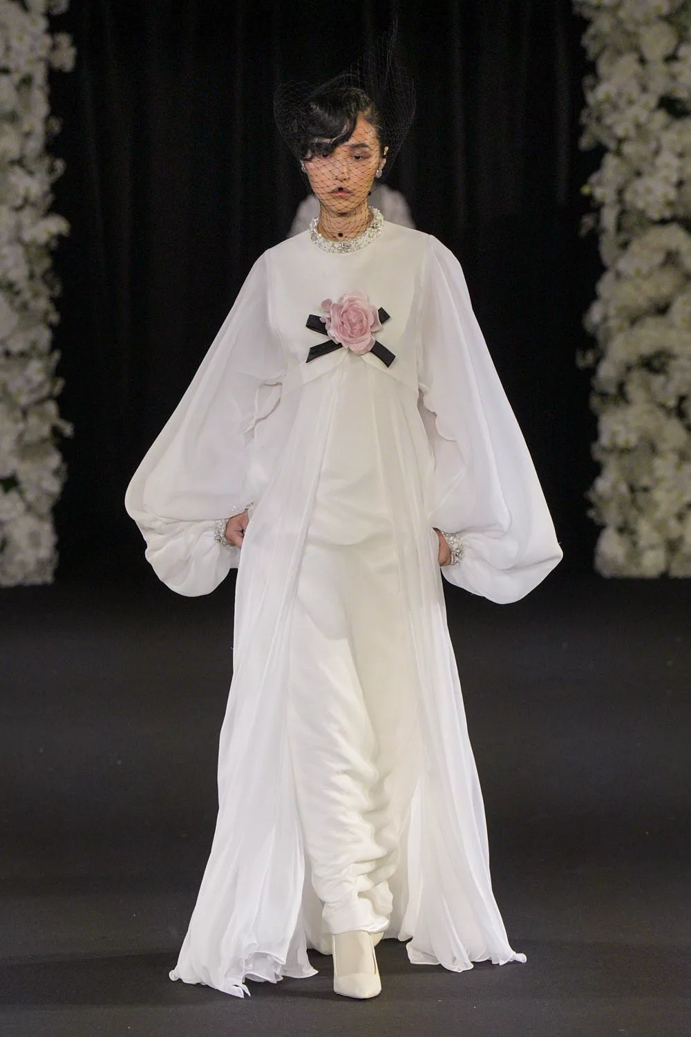 váy maxi trắng phối hoa