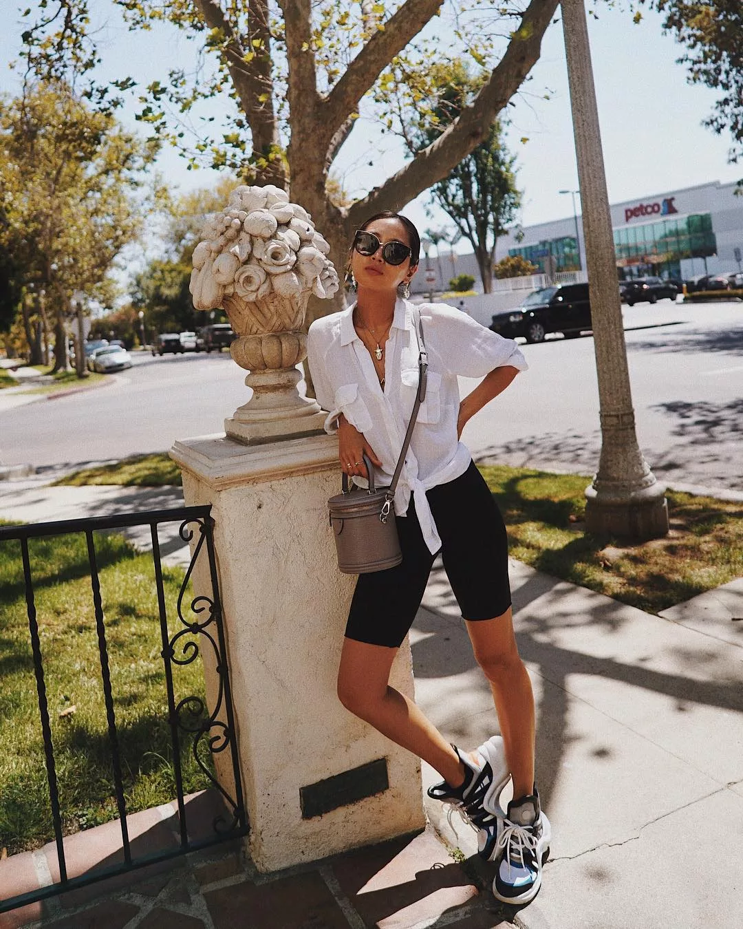 Áo sơ mi cột vạt diện cùng quần shorts biker