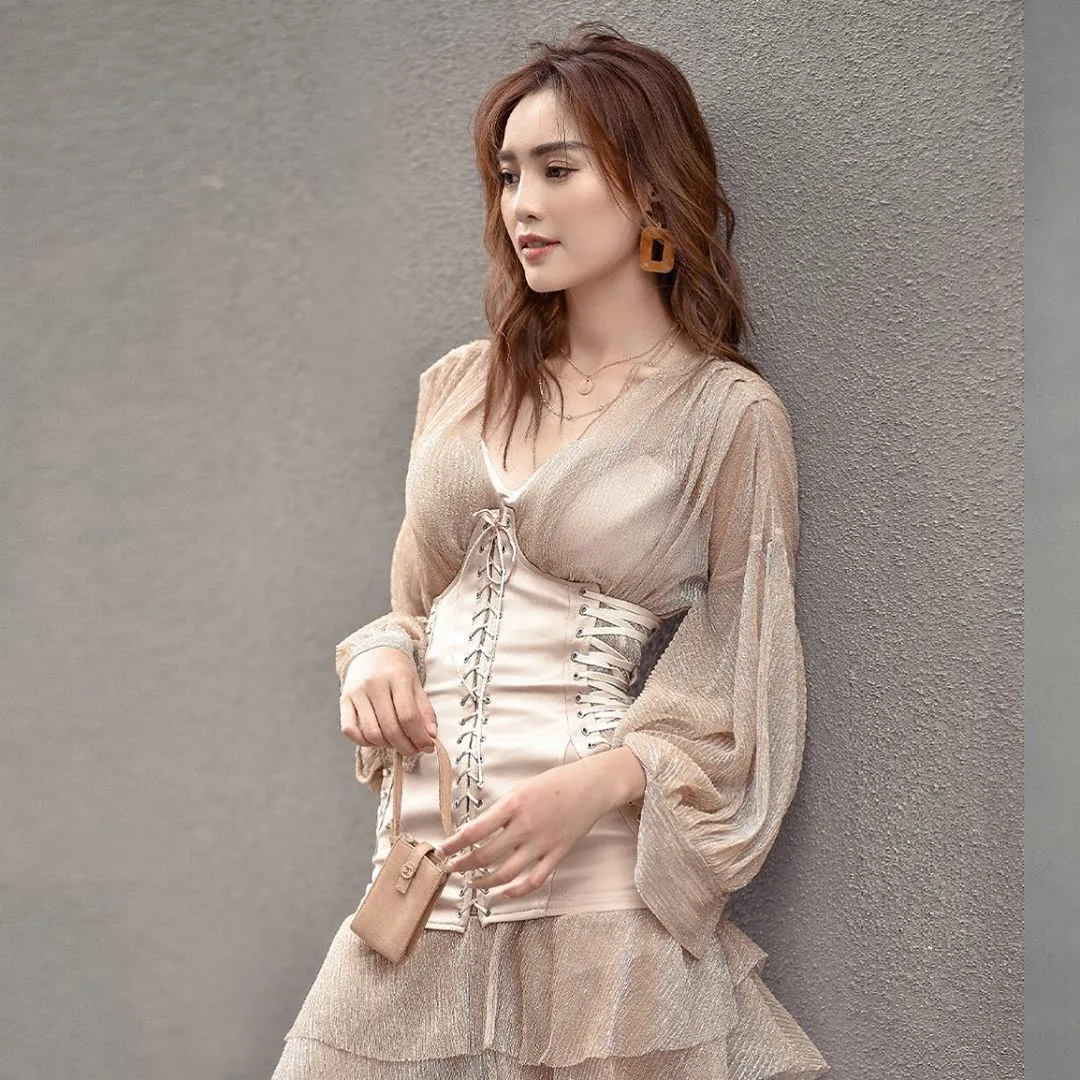 ninh dương lan ngọc mặc áo corset thắt dây ngoài đầm be
