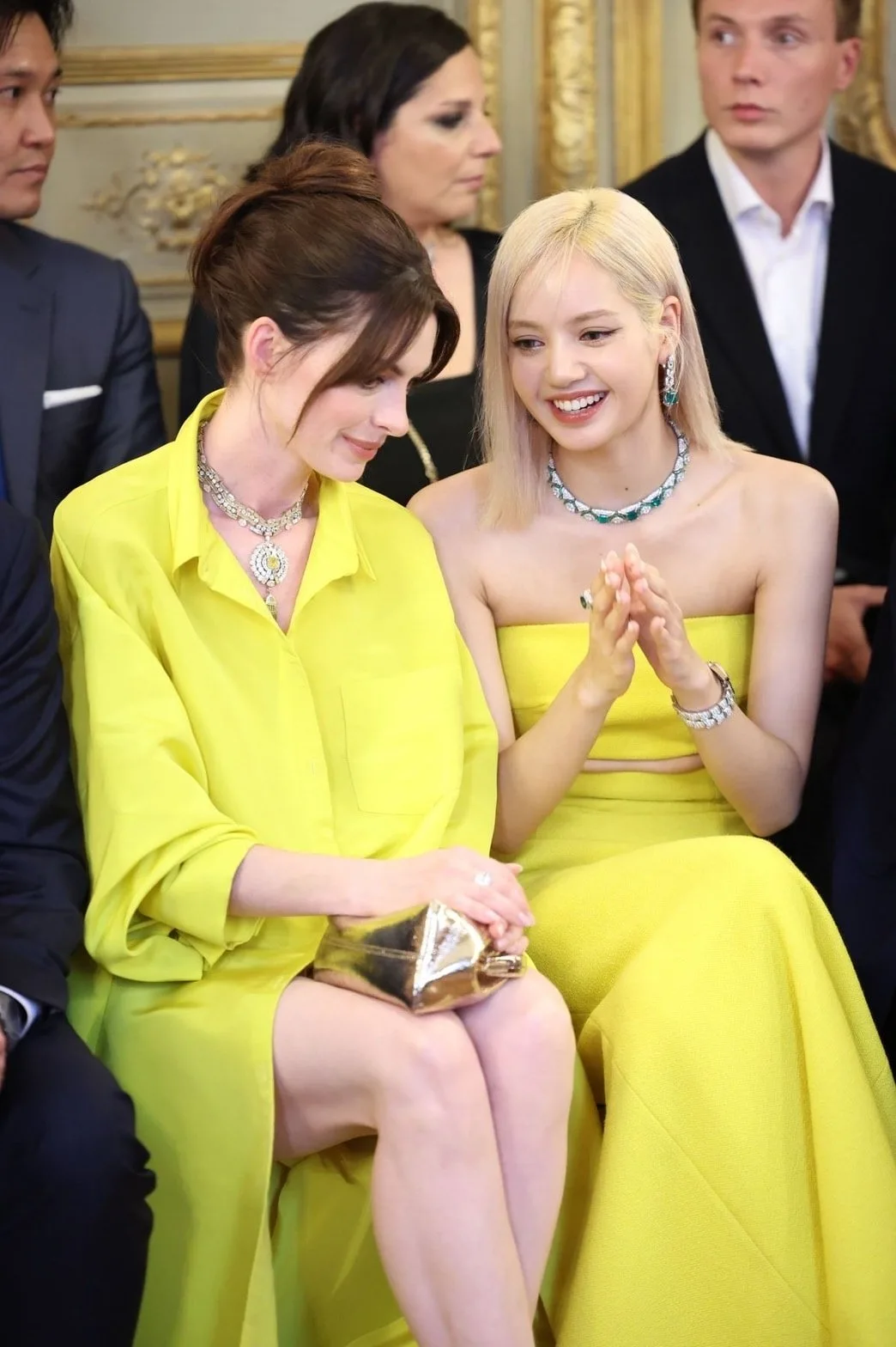 Anne Hathaway và Lisa mặc trang phục màu vàng ở sự kiện Eden the Garden of Wonders của BVLGARI